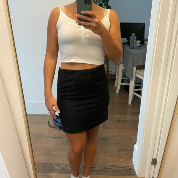 Banana Republic classic black skirt - Picture 3 of 4